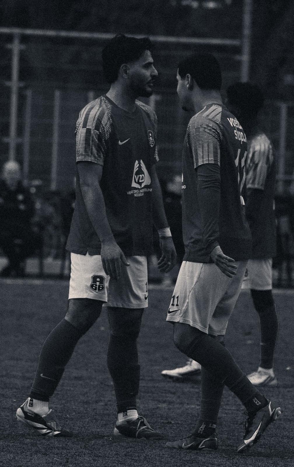 Twee spelers in gesprek, zwart-wit