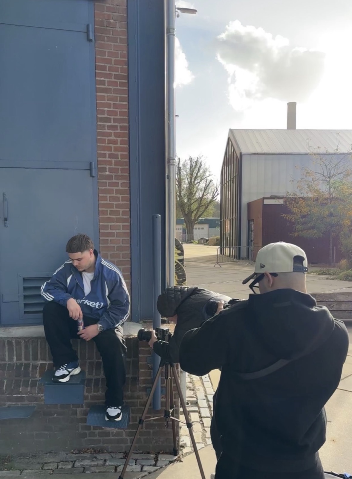 Muait met zijn camera op statief tijdens een portretshoot buiten