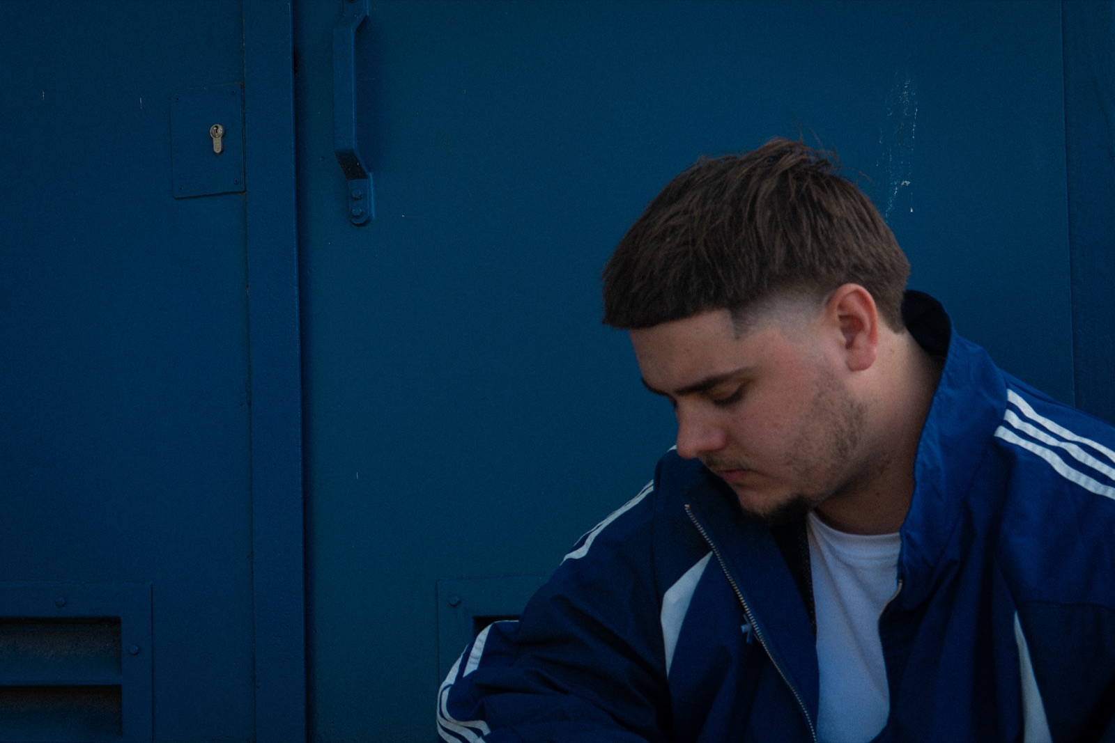 Portret voor een blauwe stalen deur